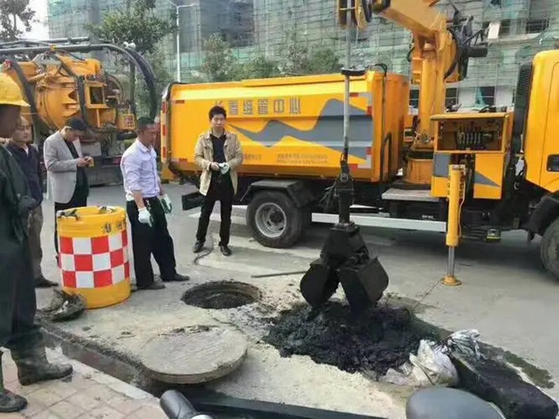 新民街道：网格员化身“清道夫”，为民解忧疏通“堵心”化粪池