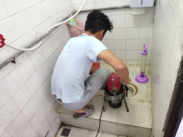新民管道堵塞冒臭气 专业师傅现场解决问题
