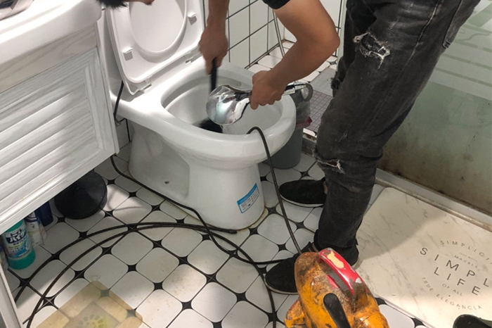 新民马桶堵塞自己疏通还是找师傅?专业上门服务让你省时更省心